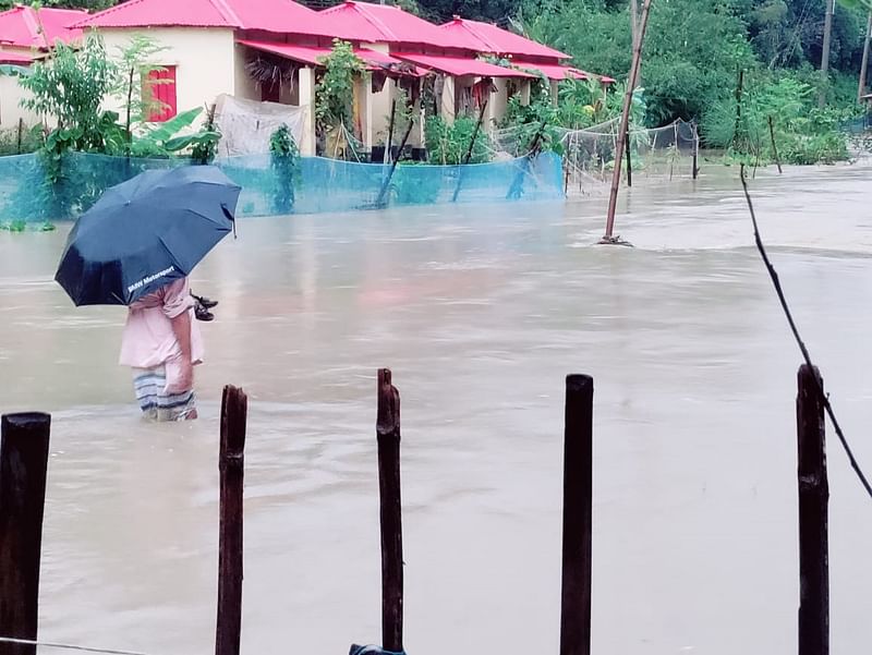 চট্টগ্রামের সীতাকুণ্ডে ভারি বর্ষণে ডুবেছে জঙ্গলভাটিয়ারী এলাকার পূনর্বাসনের জন্য নির্মিত ঘরগুলো। আজ সকালে তোলা